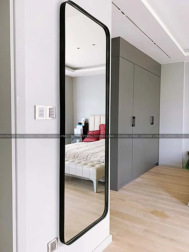 Gương chiếu thẳng vào giường ngủ gây khó chịu cho người sử dụng