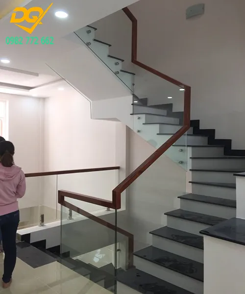 Mẫu cầu thang kính hiện đại với phong cách thiết kế độc đáo