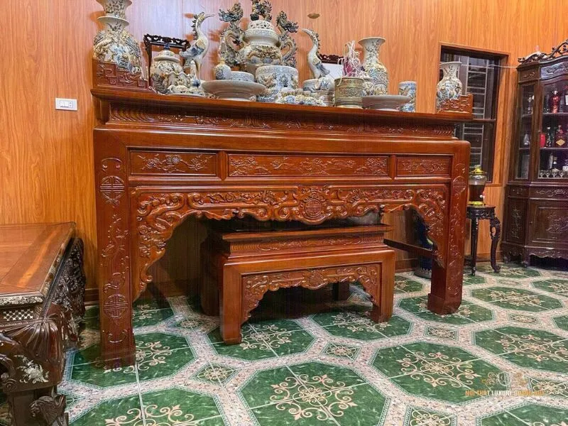 Nội thất phòng thờ gỗ cao cấp với ánh sáng dịu nhẹ và vị trí khô ráo