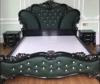 Giường tân cổ điển màu trắng ngà với họa tiết chạm khắc tinh xảo, phù hợp phong cách vintage