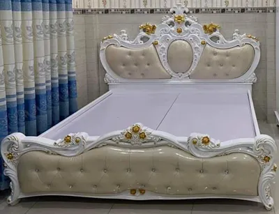 Giường bọc vải nhung xanh ngọc lam, tạo điểm nhấn sang trọng cho phòng ngủ