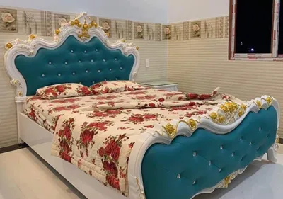 Giường bọc da xám hiện đại với đường nét tối giản, thích hợp phòng ngủ master