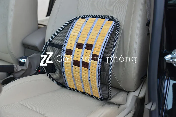 Tấm đệm lưới tựa lưng ghế trúc khi đặt trên ghế ô tô, với kích thước 37x40cm phù hợp mọi loại ghế