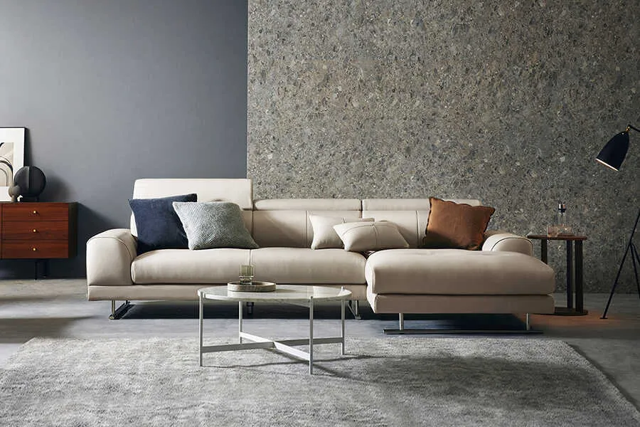 Cách phối đồ nội thất với sofa nhỏ gọn, bao gồm thảm lót và bàn trà