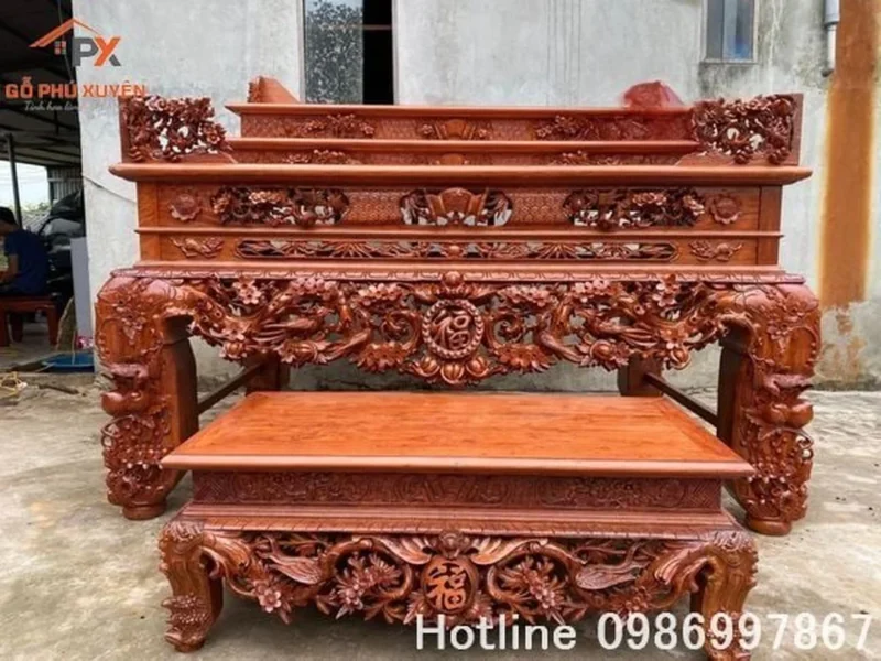 Phối trí đồ thờ phụ trợ cân đối trên các tầng bàn thờ