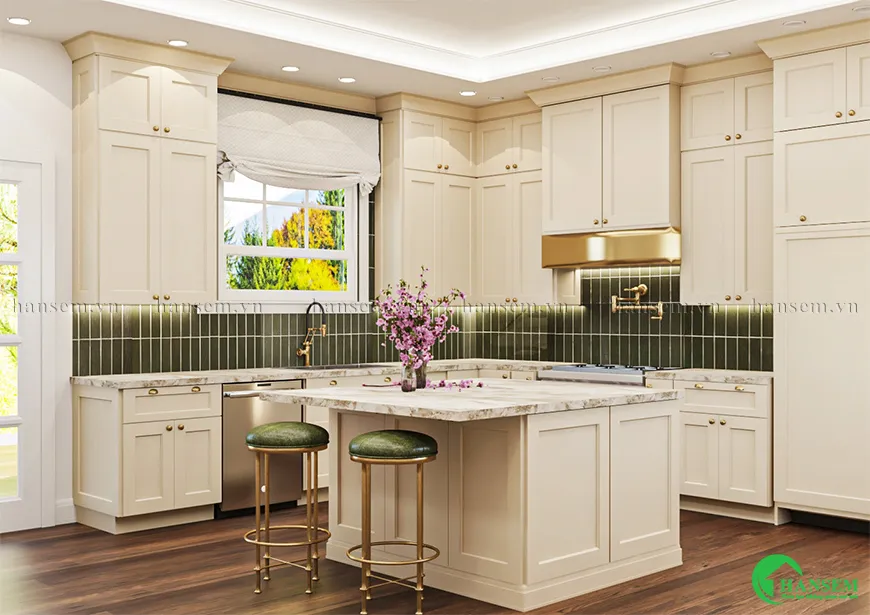 Đảo bếp đặt ở vị trí trung tâm khu vực bếp cùng ánh sáng đèn ấm áp trông gọn gàng và nhẹ nhàng