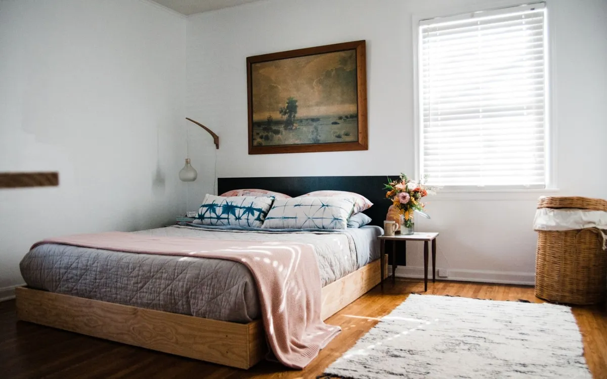 Phần ốp tường màu xanh pastel làm điểm nhấn cho không gian thêm nổi bật