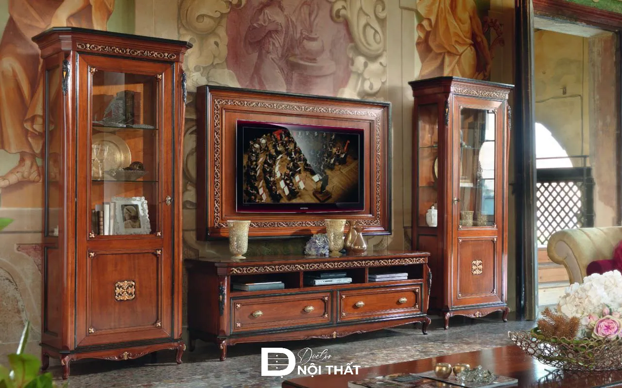 Cánh tủ rượu được ốp kính trong phô bày bộ sưu tập rượu và đồ trang trí tinh tế