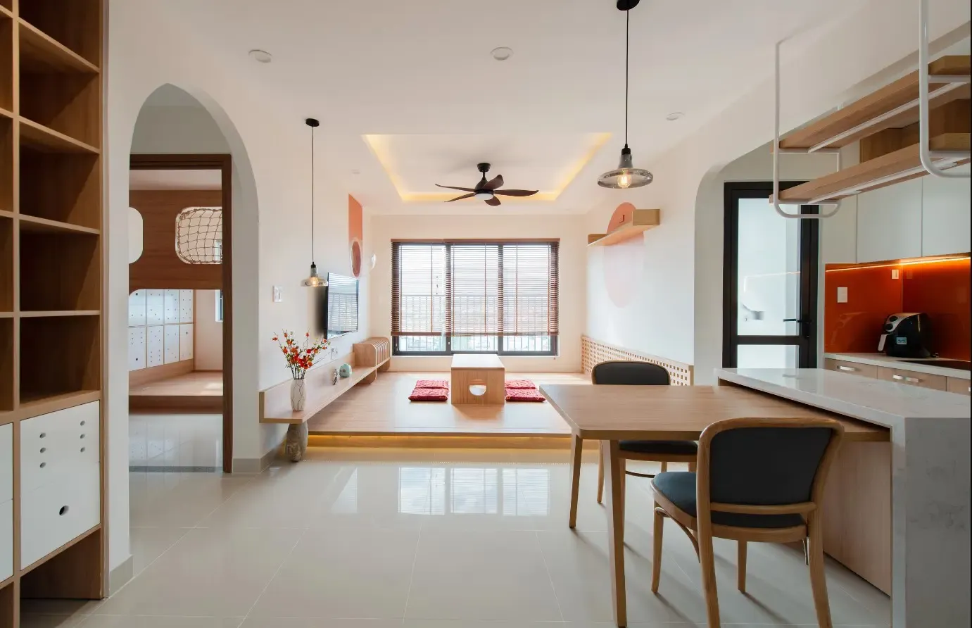 Phòng khách với tông màu trắng chủ đạo sử dụng nội thất gỗ rất tinh tế, nổi bật