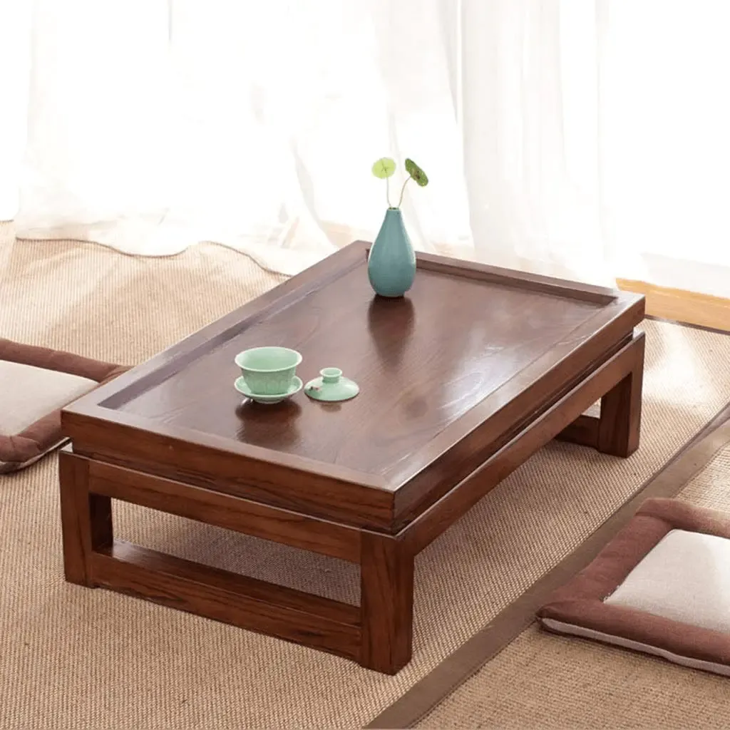 Phòng khách màu nâu chủ đạo kết hợp bàn trà thấp đặt ở giữa phòng