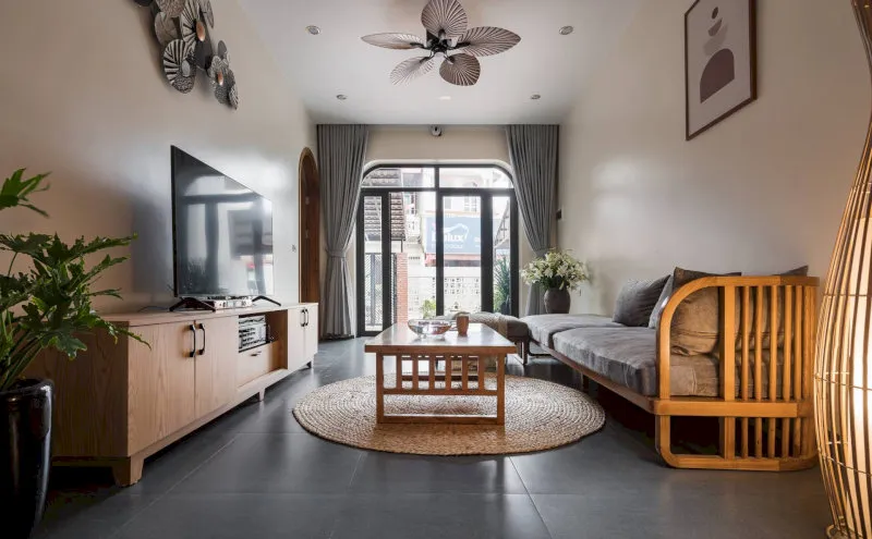 Phòng khách nhà cấp 4 đẹp với trần thạch cao phẳng, hệ thống đèn LED âm trần gọn nhẹ tạo sự tinh tế