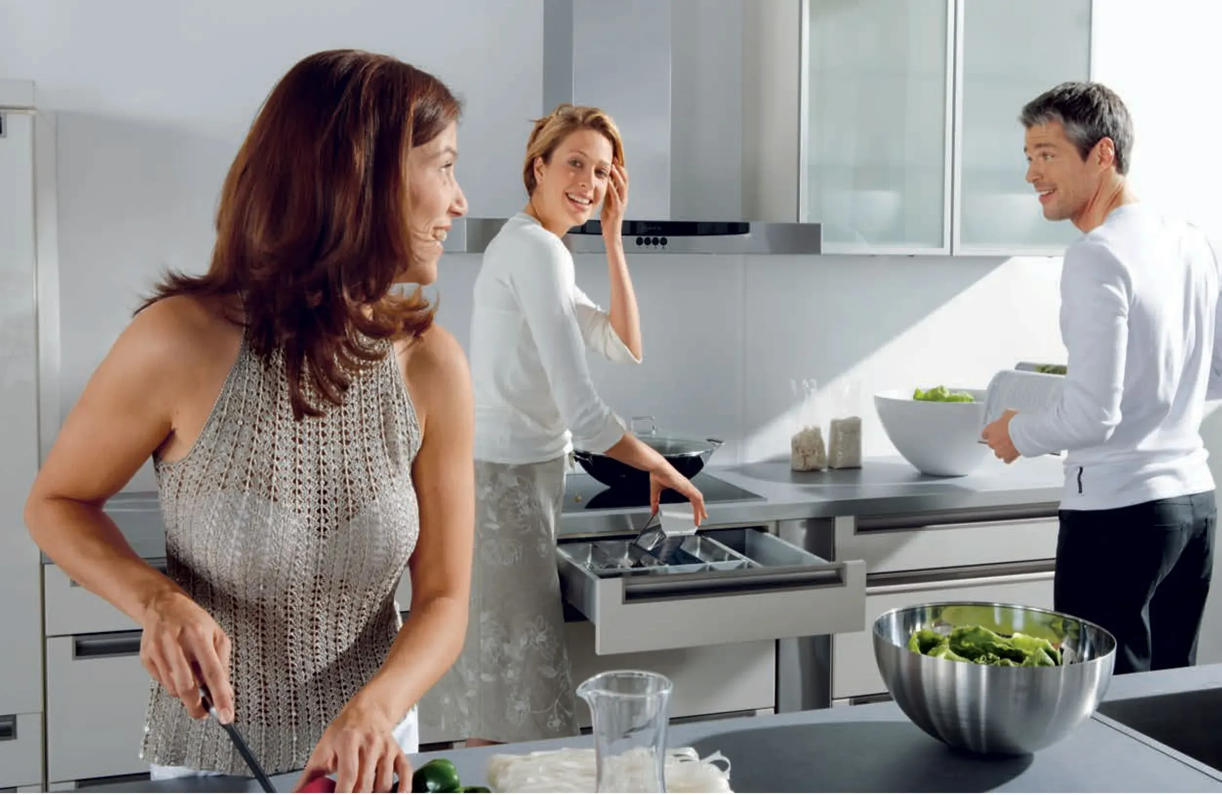 Không gian bếp hiện đại với phụ kiện tủ bếp thông minh NewEra & GRASS