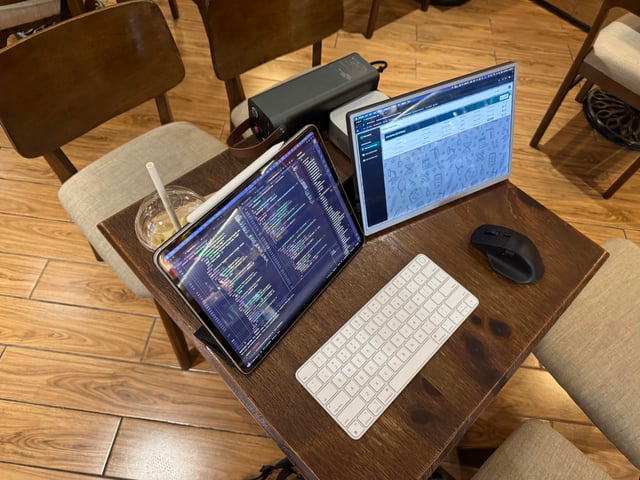 BỘ BÀN GHẾ NHỎ TRONG PHÒNG NGỦ – Giải Pháp Nội Thất Gỗ Tối Ưu Cho Không Gian Hạn Chế