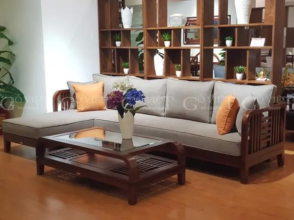 Bàn ghế gỗ chữ L được kết hợp màu sắc tinh tế đem đến làn gió mới cho không gian