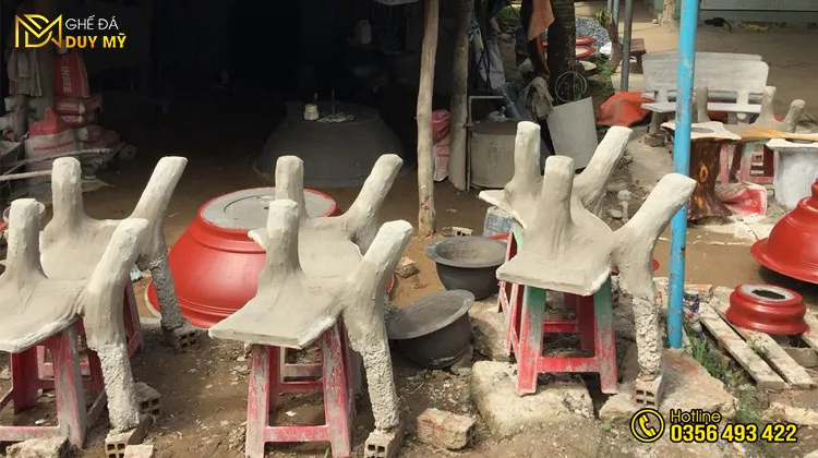 Quy trình sản xuất các bộ bàn ghế đá giả gỗ đòi hỏi sự khéo léo và tỉ mỉ của người thợ