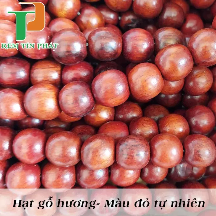 Mẫu rèm hạt gỗ Hương phối màu nâu đỏ, tạo điểm nhấn trang nghiêm và cao cấp