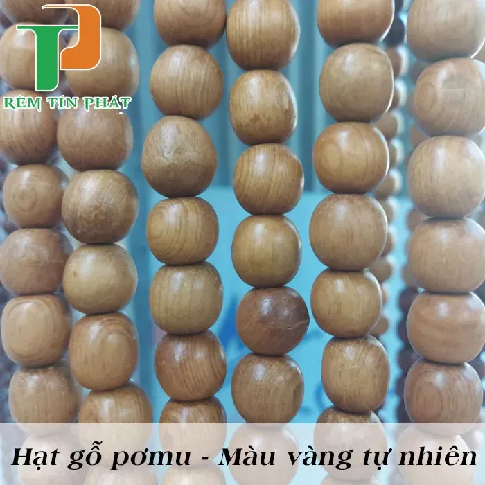 Mẫu rèm hạt gỗ Pơ Mu với màu vàng óng đặc trưng và hương thơm tự nhiên