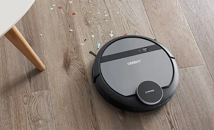 Chi tiết chạm khắc tinh xảo trên bộ bàn ghế móc tàu cũ, thể hiện tay nghề nghệ nhân