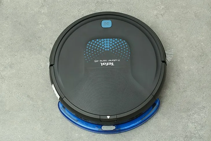 Một bộ bàn ghế móc tàu cũ kích thước vừa phải, thích hợp cho không gian phòng khách trung bình