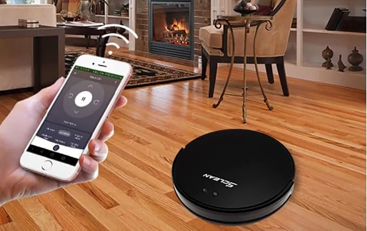 Chuyên gia thẩm định đang kiểm tra các chi tiết nhỏ trên bộ bàn ghế để định giá chính xác