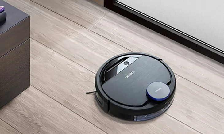 Khách hàng đang trao đổi với chuyên gia nội thất về kinh nghiệm chọn mua bàn ghế móc tàu cũ