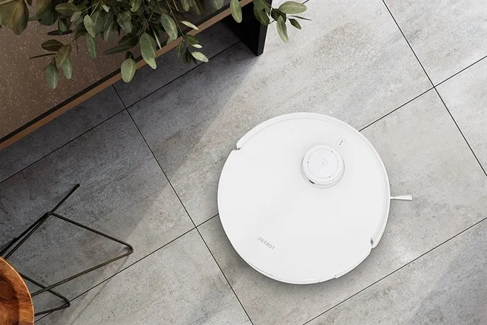 Hình ảnh một bộ bàn ghế móc tàu cũ được trưng bày trong showroom uy tín với cam kết chất lượng