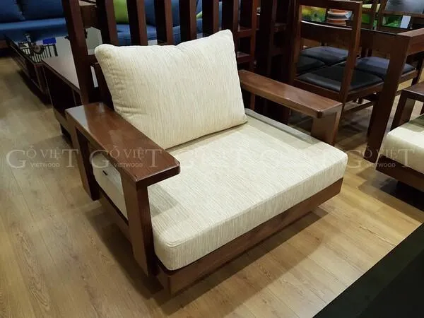 Mẫu sofa gỗ nhỏ gọn với màu sắc đệm kem và màu gỗ tự nhiên ấm cúng