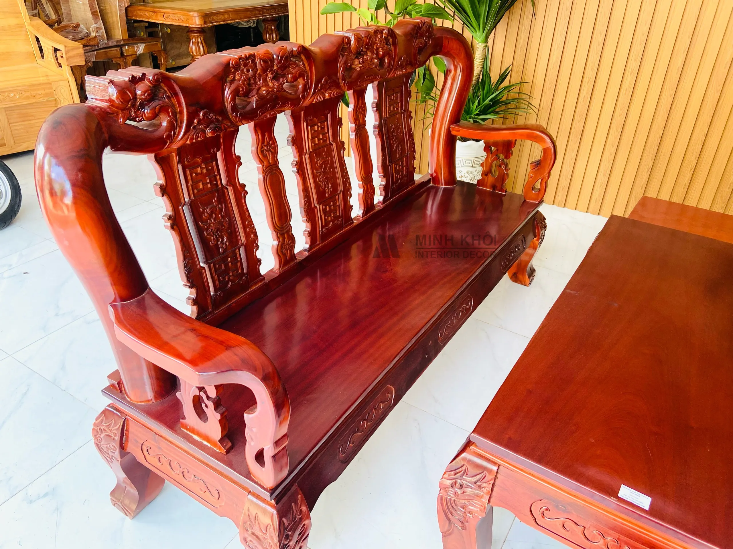 Kiểm tra chất lượng gỗ và độ nhẵn của bộ bàn ghế gỗ xoan đào