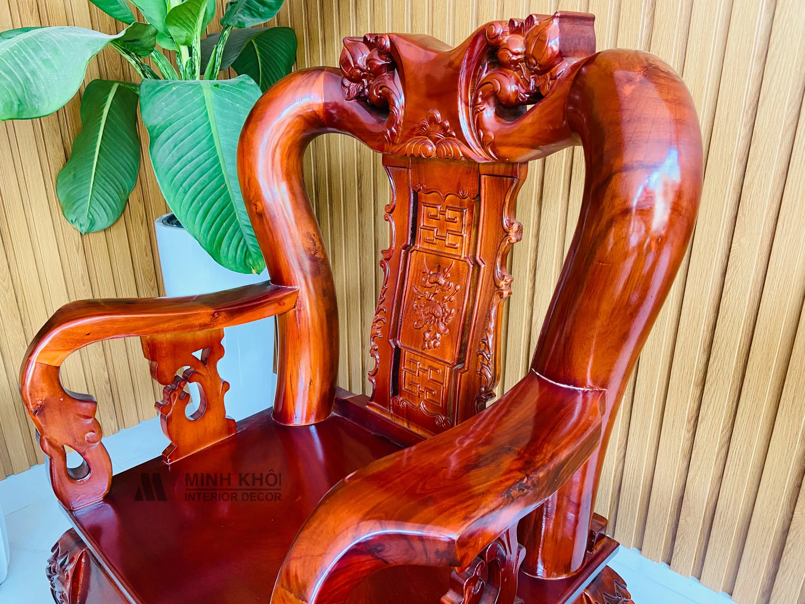 Góc nhìn tổng thể bộ bàn ghế gỗ xoan đào hoàn thiện