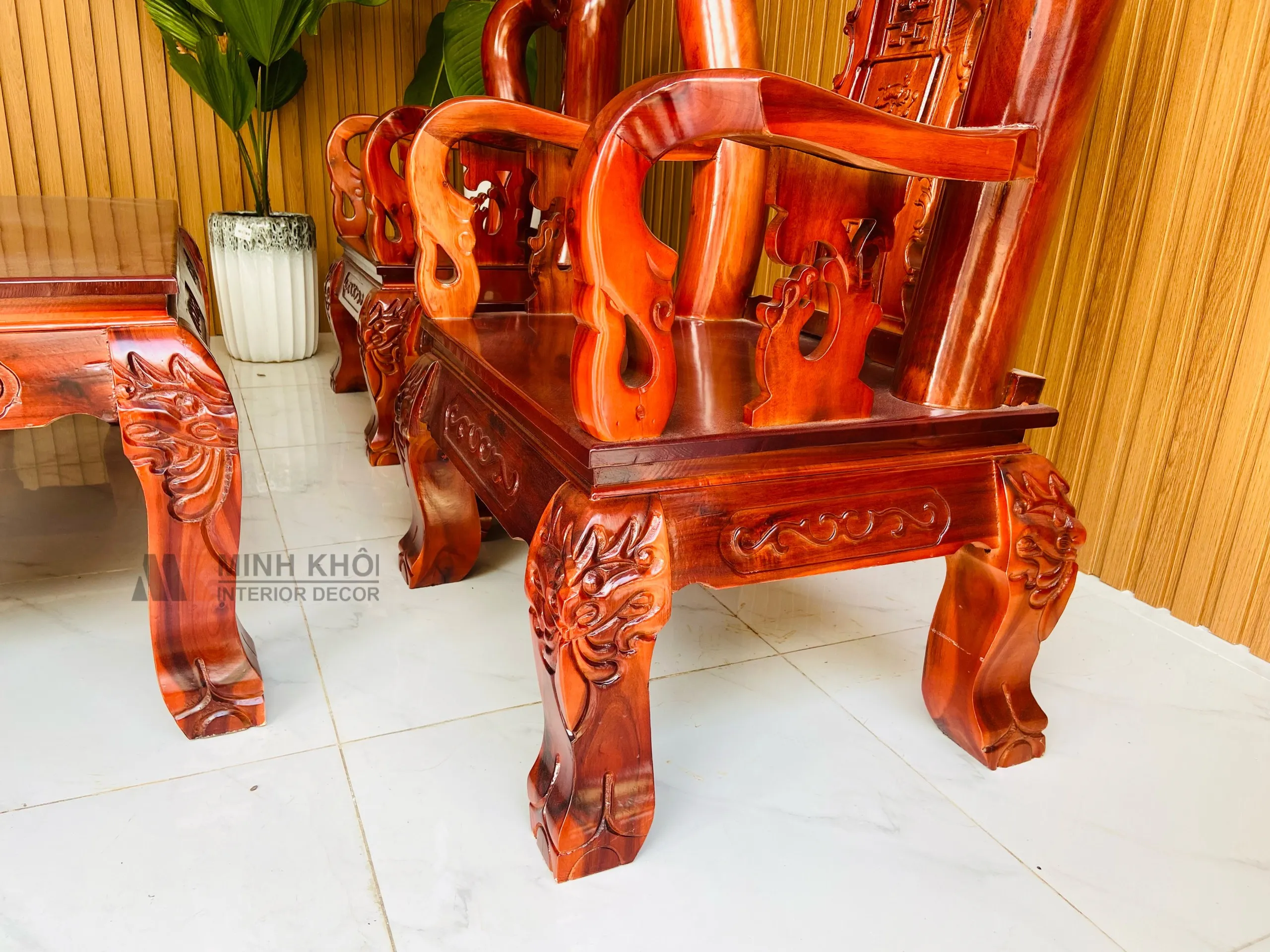 Vân gỗ tự nhiên và màu sắc cánh gián của bàn ghế xoan đào