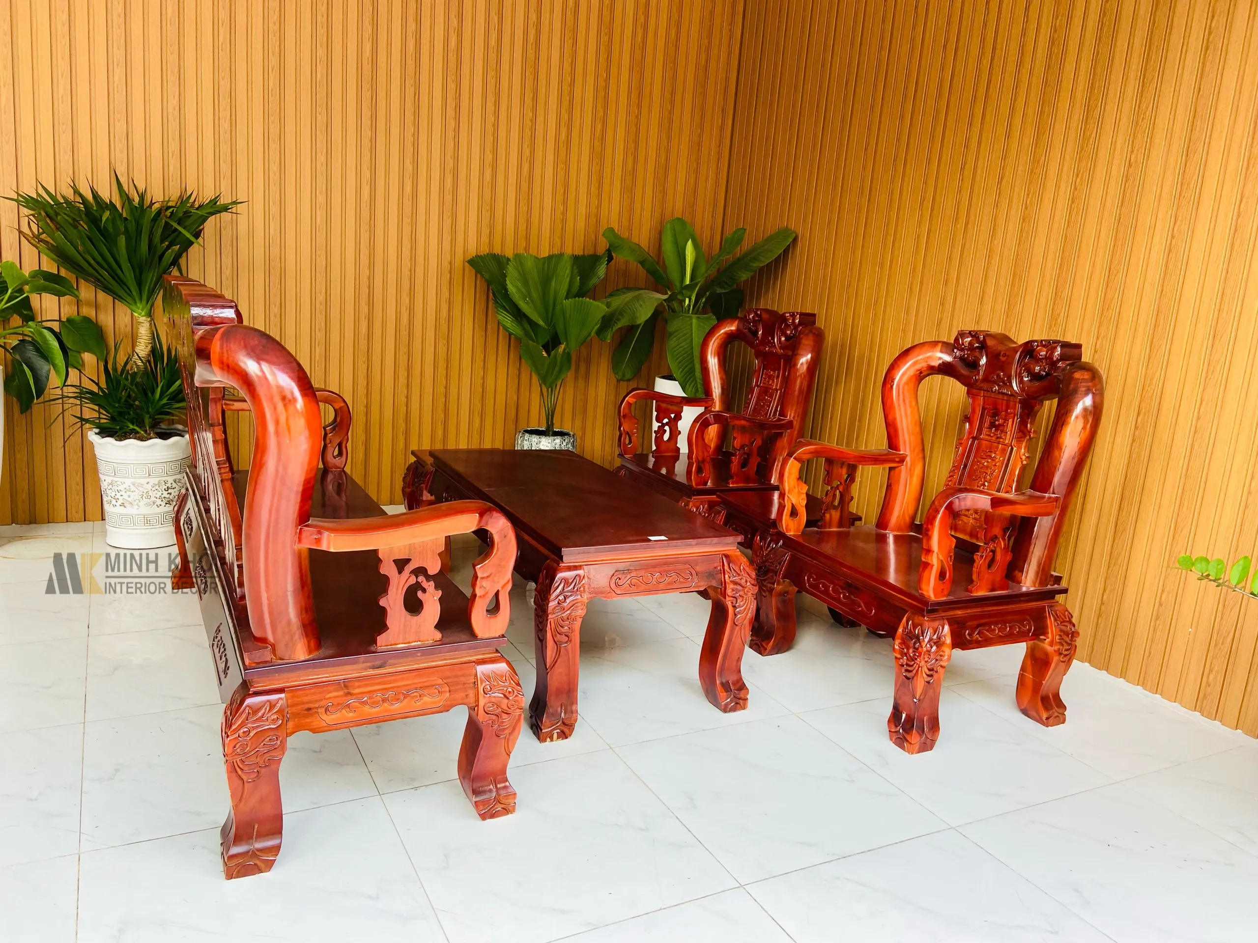 Chi tiết chạm đào trên bộ bàn ghế gỗ xoan đào cổ điển