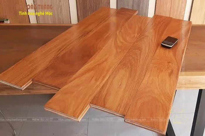 Mặt bậc cầu thang gõ đỏ rất sáng và ấm khi sơn PU