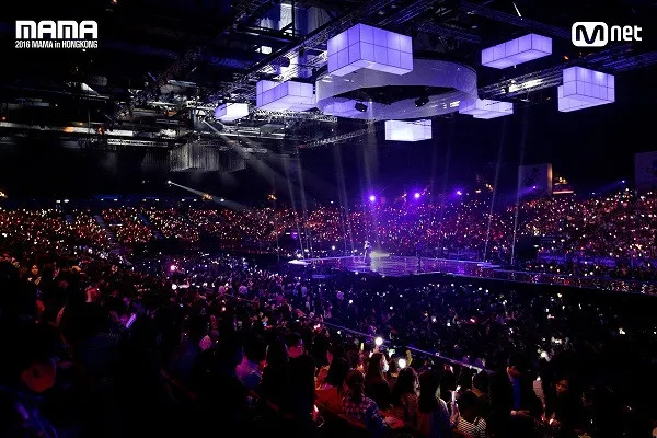 Sân khấu lớn tại MAMA 2016, so sánh với sơ đồ ghế nhà hát Hòa Bình