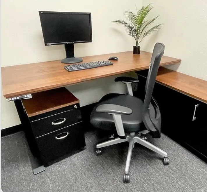 Học sinh tiểu học ngồi học trên bộ bàn ghế có tỷ lệ chiều cao chuẩn