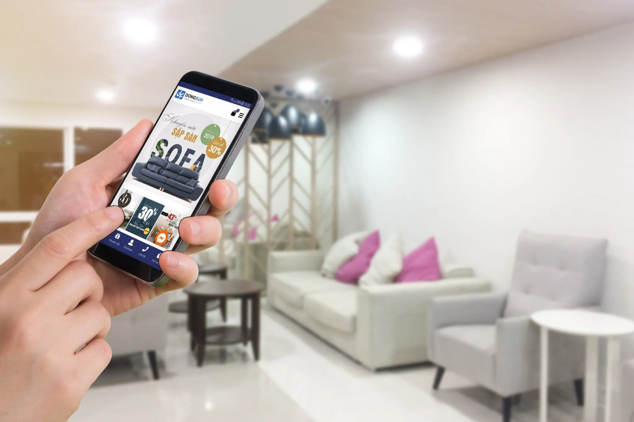 Showroom nội thất với nhiều sản phẩm gỗ tự nhiên và gỗ công nghiệp