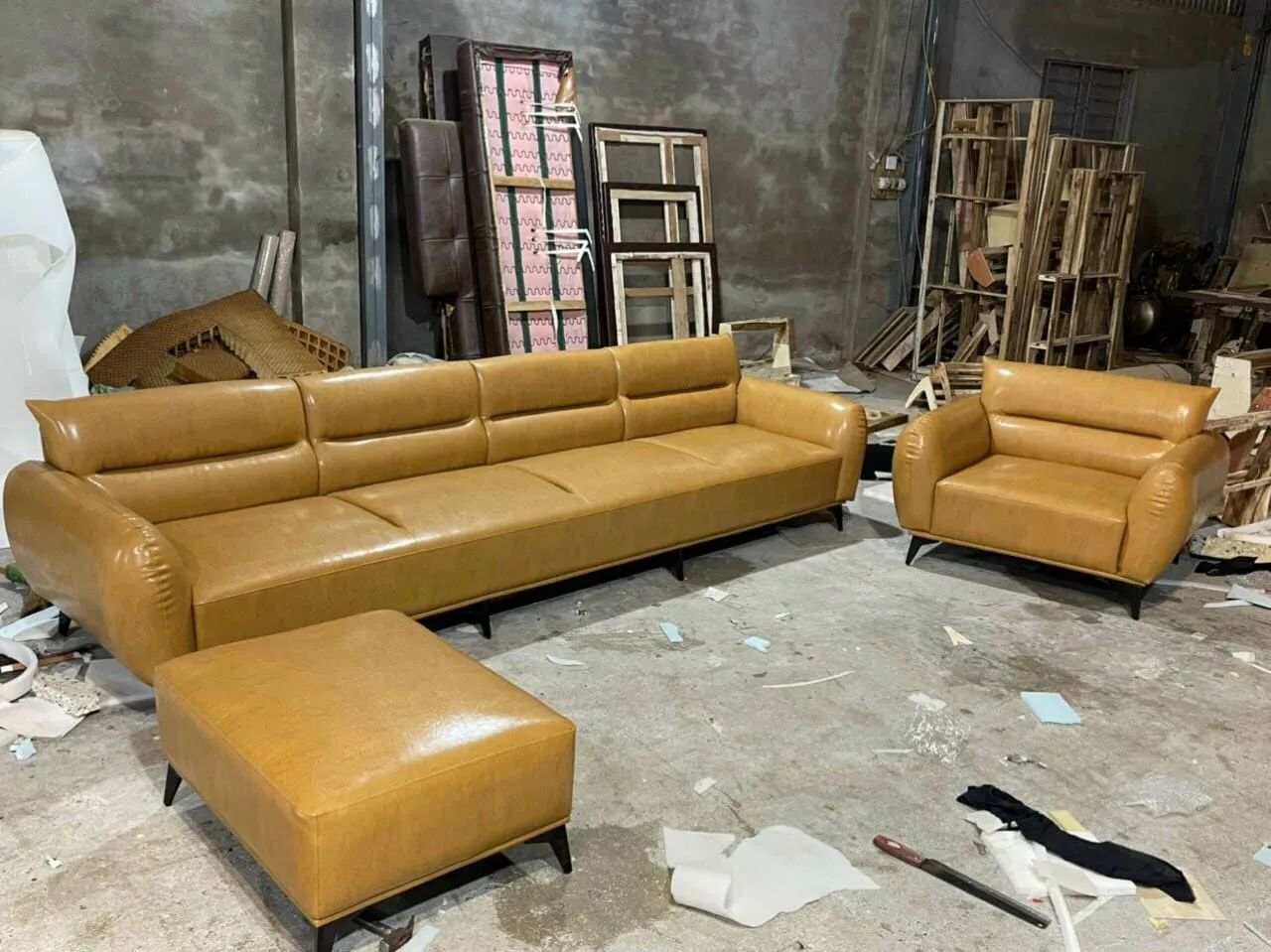 Sofa da phòng khách với thiết kế tối giản