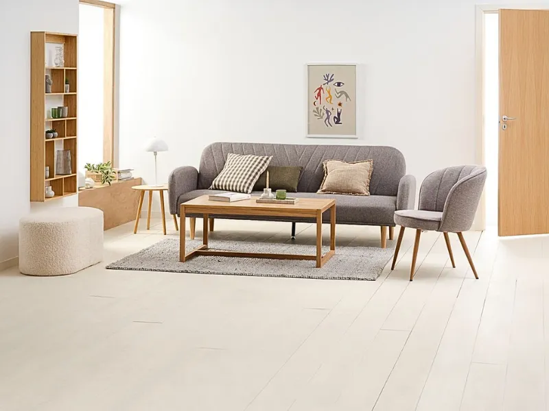Bàn ăn kết hợp ghế sofa màu xám tạo không gian hiện đại và thu hút