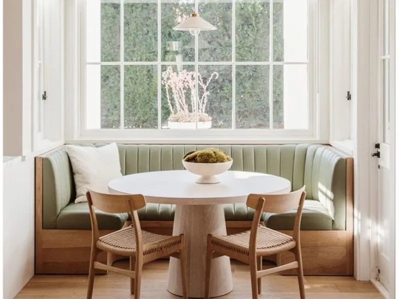 Ghế sofa kết hợp bàn ăn có kích thước phù hợp, giúp tối ưu không gian