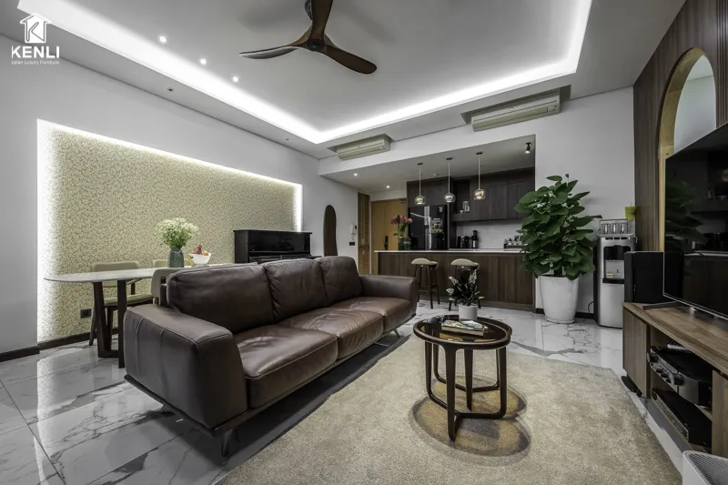 Ghế sofa màu nâu trầm kết hợp với bàn trà tròn tạo nên sự ấm cúng