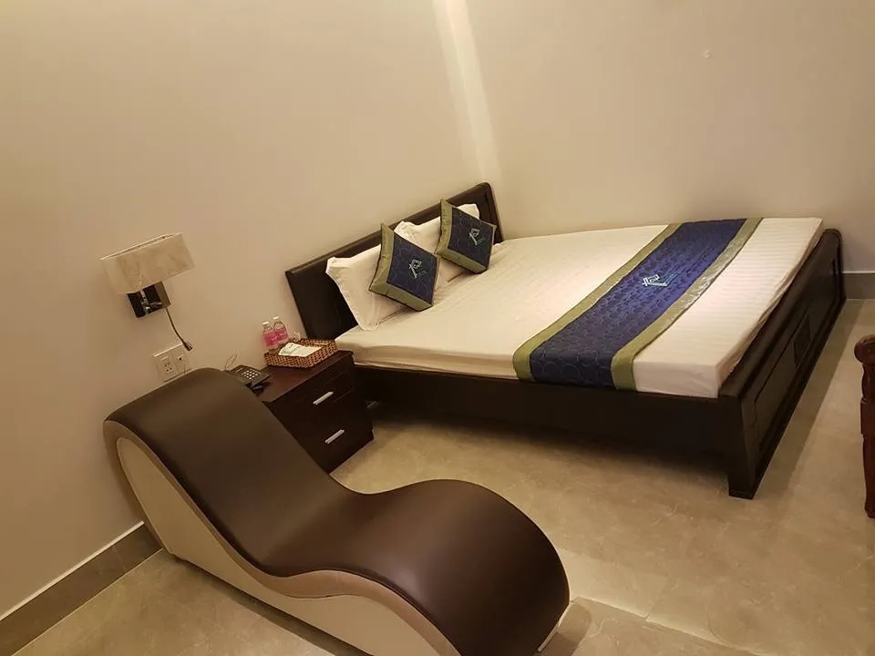 Ghế tình nhân màu đen với đường cong công thái học tinh tế