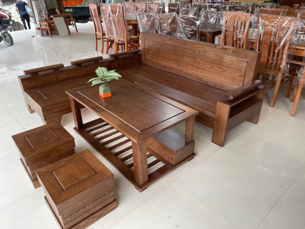 Chi tiết bàn trà của bộ bàn ghế gỗ giá rẻ phòng khách gỗ sồi