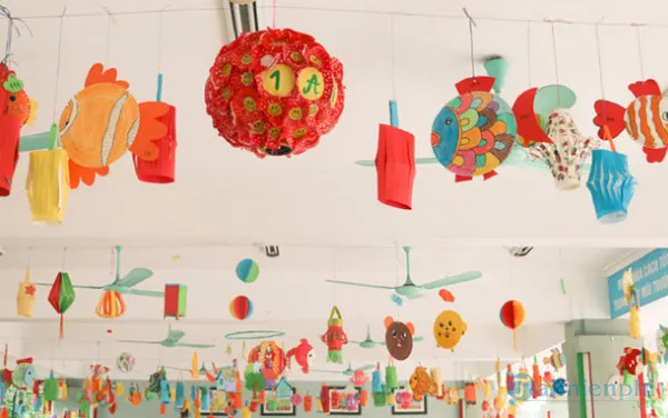 Sử dụng đèn lồng và bóng bay trang trí trần lớp học