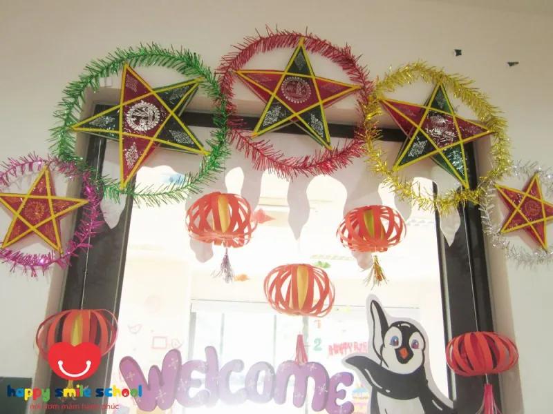 Trang trí cửa ra vào lớp học bằng đèn lồng