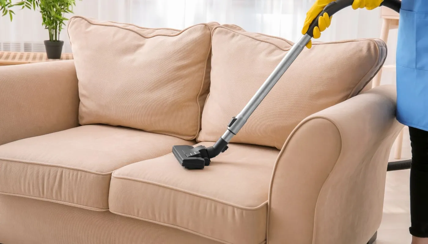 Máy hút bụi là công cụ cần thiết để vệ sinh sofa