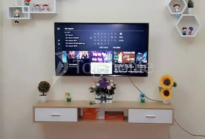 Bình hoa tạo điểm nhấn nghệ thuật cho kệ tivi phòng khách