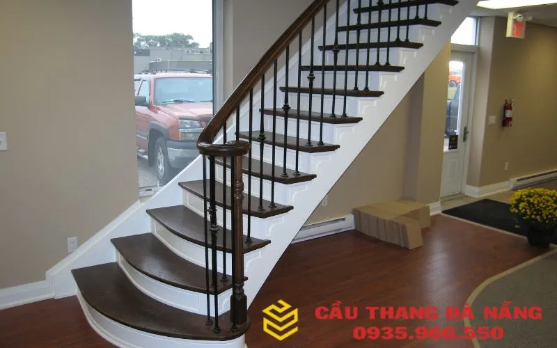 Mẫu tay vịn tròn tạo cảm giác thanh mảnh, nhẹ nhàng