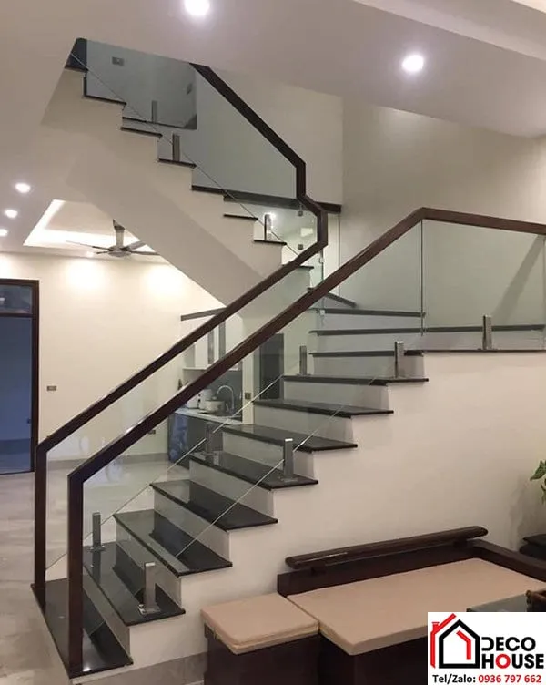 Alt: Thi công trọn gói cầu thang kính gỗ vuông chất lượng cao