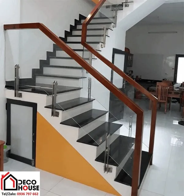 Alt: Hoàn thiện cầu thang kính gỗ vuông đẹp tại căn hộ cao cấp