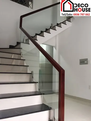 Alt: Hình ảnh thi công lan can cầu thang kính tay vịn gỗ đẹp tại công trình