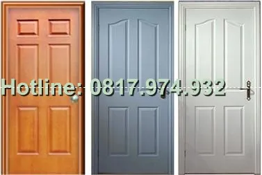 Thợ sơn đang tiến hành thi công làm mới bề mặt cửa gỗ cũ chuyên nghiệp